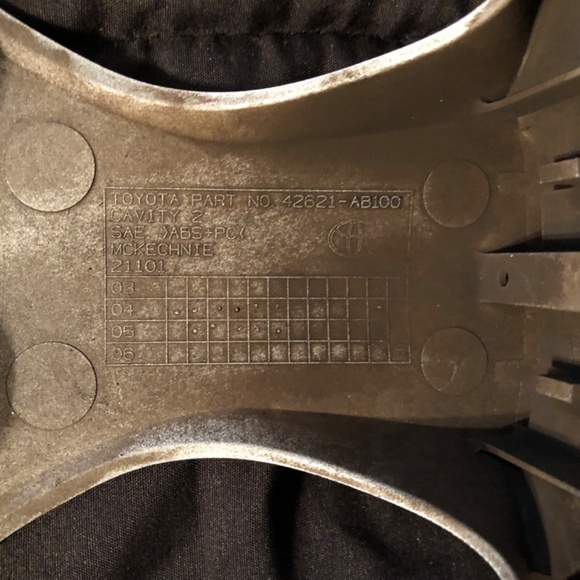 Toyota Corolla 15-inch 2005-08 Hubcap / Wheel Cover, OEM 42621-AB100 - Picture 4 of 8